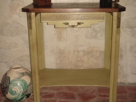 Une table  de l'année 1925 avec fleurs gravées.
