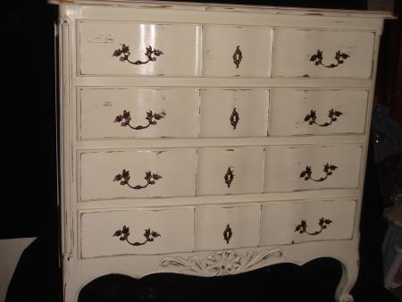 Commode peinte à la colle de peau blanche..